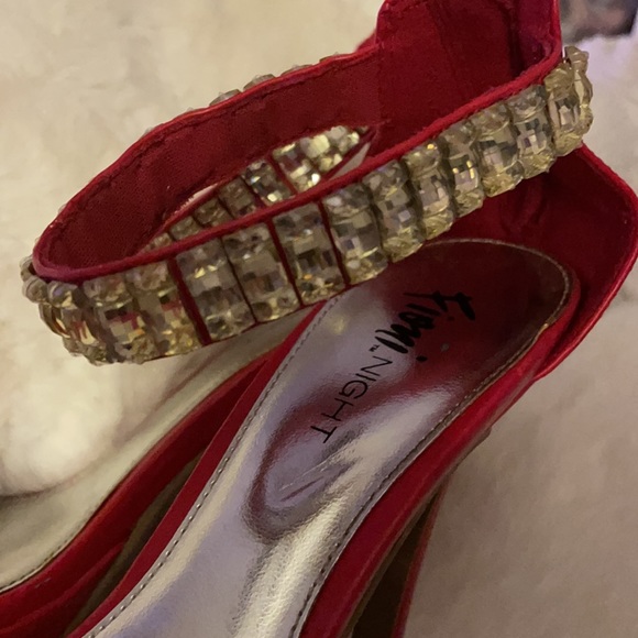 Fioni Night Red Bejeweled High Heels Size 8 - Picture 3 of 7